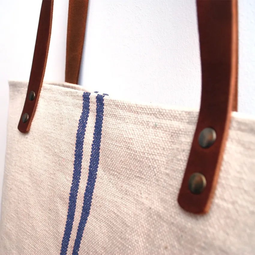 Sac rustique à rayures bleues et poignées en cuir