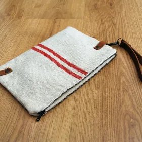 Bolsa de mano rústica rayas rojas asa piel vista diagonal suelo