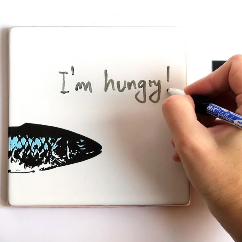 Baldosa Bussoga Sardina para escribir I'm hungry!