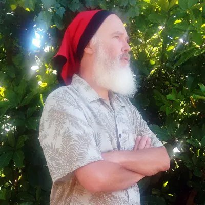 Bragatina roja puesta en modelo