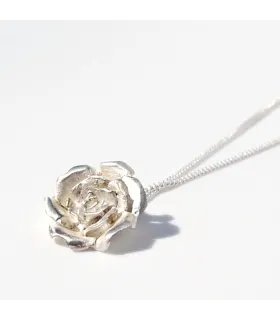 Pendentif Sant Jordi rose - pendentif en argent émaillé fond blanc