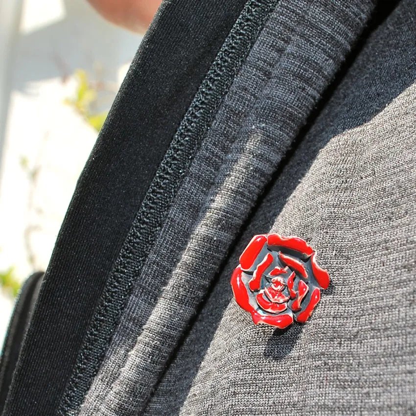 Agulla rosa Sant Jordi - plata esmaltada vermell jaqueta
